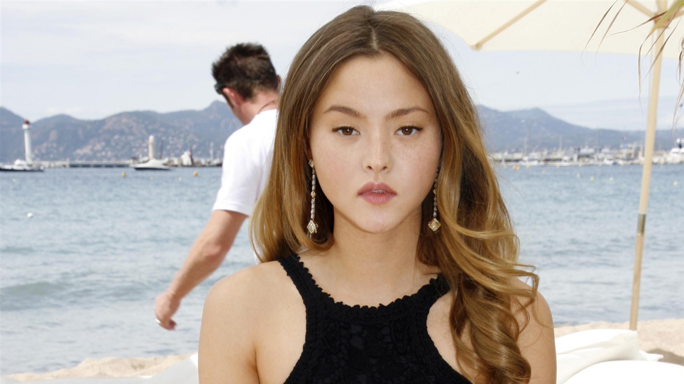 Devon Aoki beaux fonds d'écran #5 - 1366x768