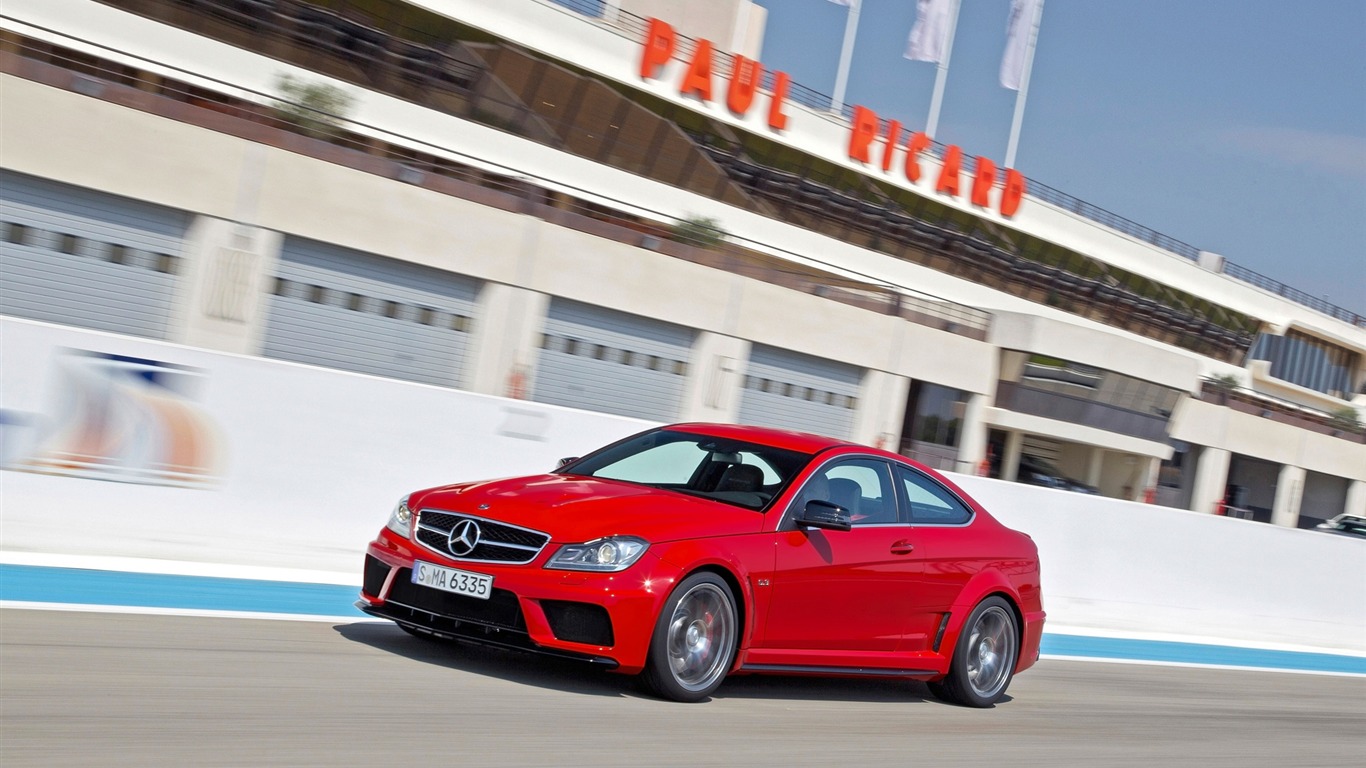 Mercedes-Benz C63 AMG Negro Serie Coupé - 2011 fondos de pantalla HD #12 - 1366x768