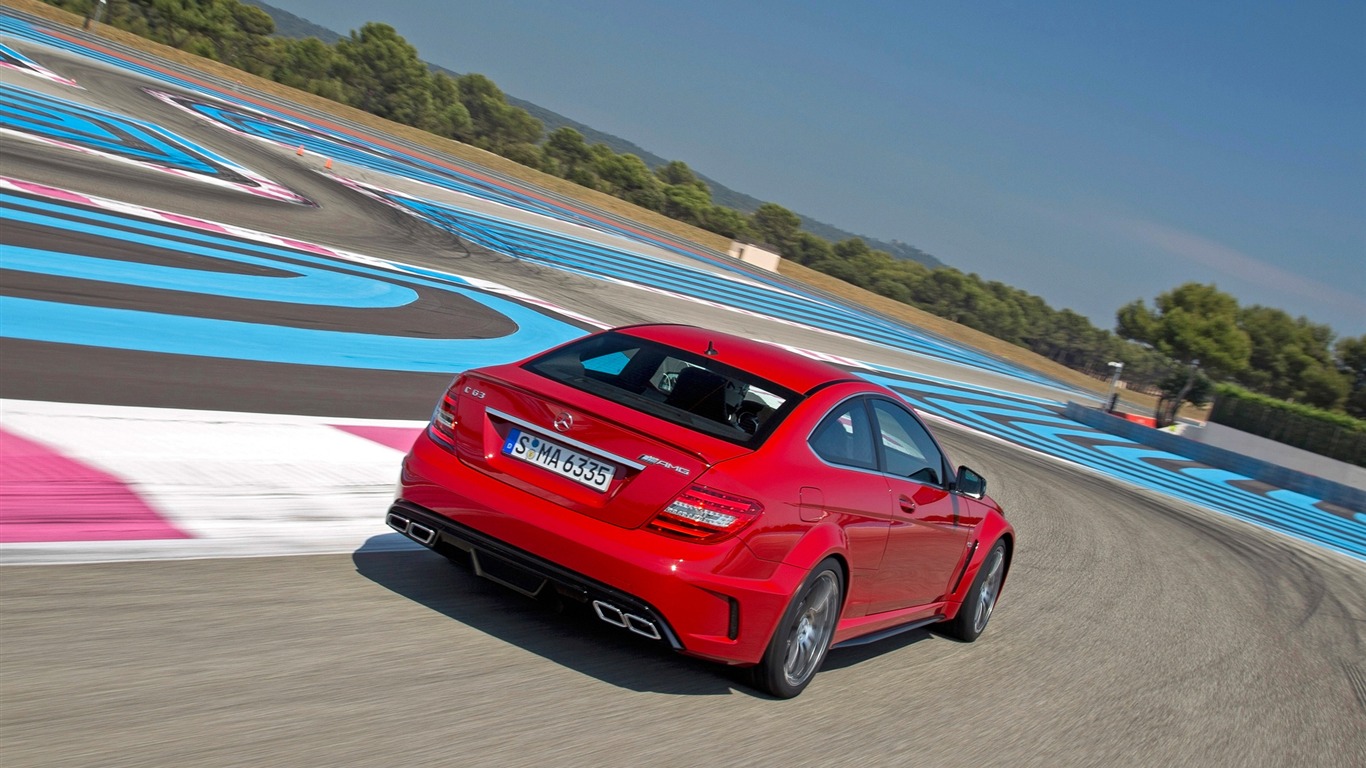 Mercedes-Benz C63 AMG Coupé Black Series - 2011 fonds d'écran HD #16 - 1366x768