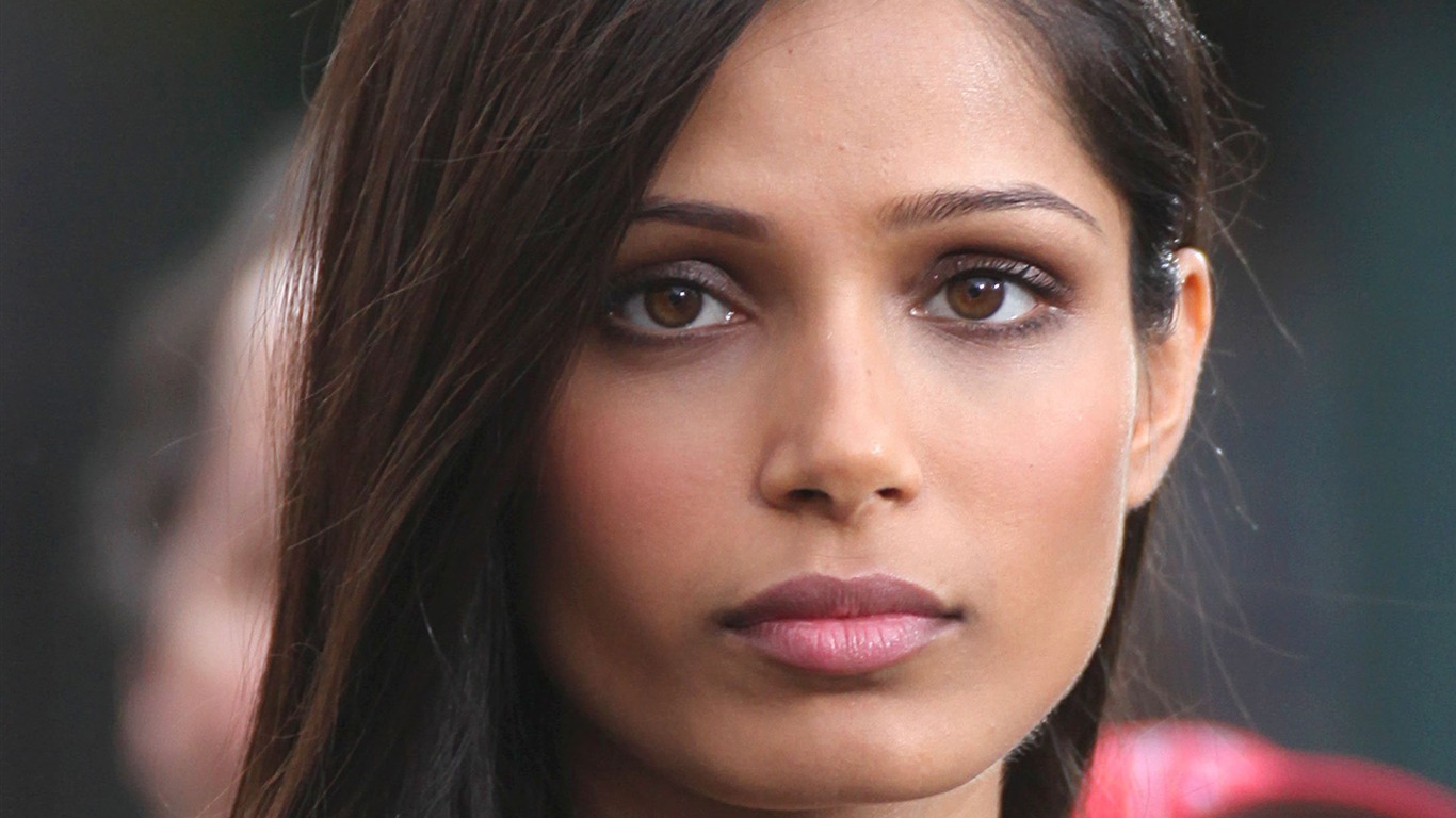 Freida Pinto 芙蕾達·平托 美女壁紙 #3 - 1366x768