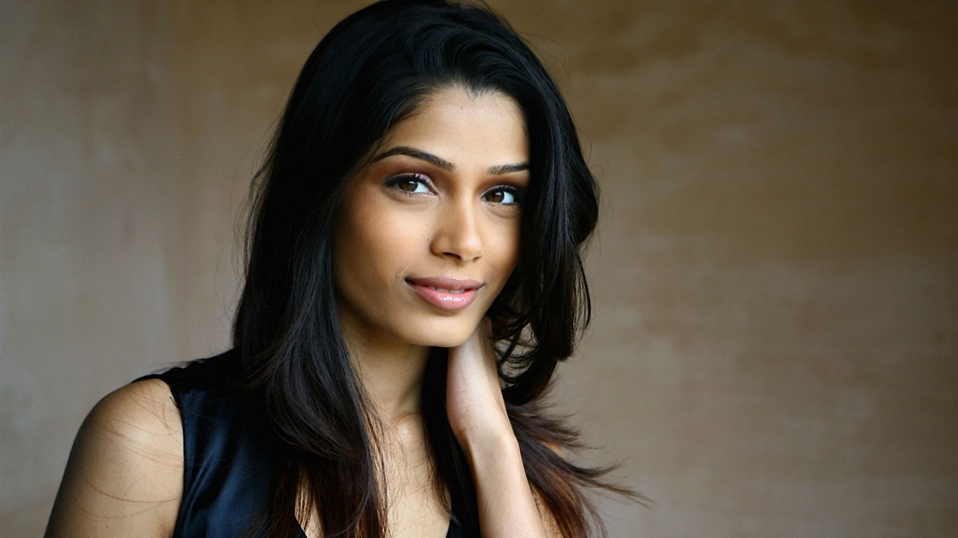 Freida Pinto krásnou tapetu #6 - 1366x768