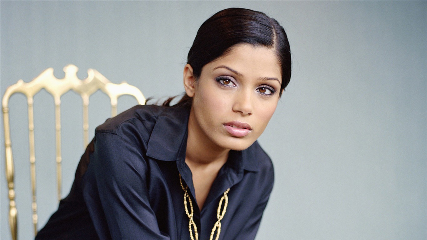 Freida Pinto 芙蕾達·平托 美女壁紙 #8 - 1366x768