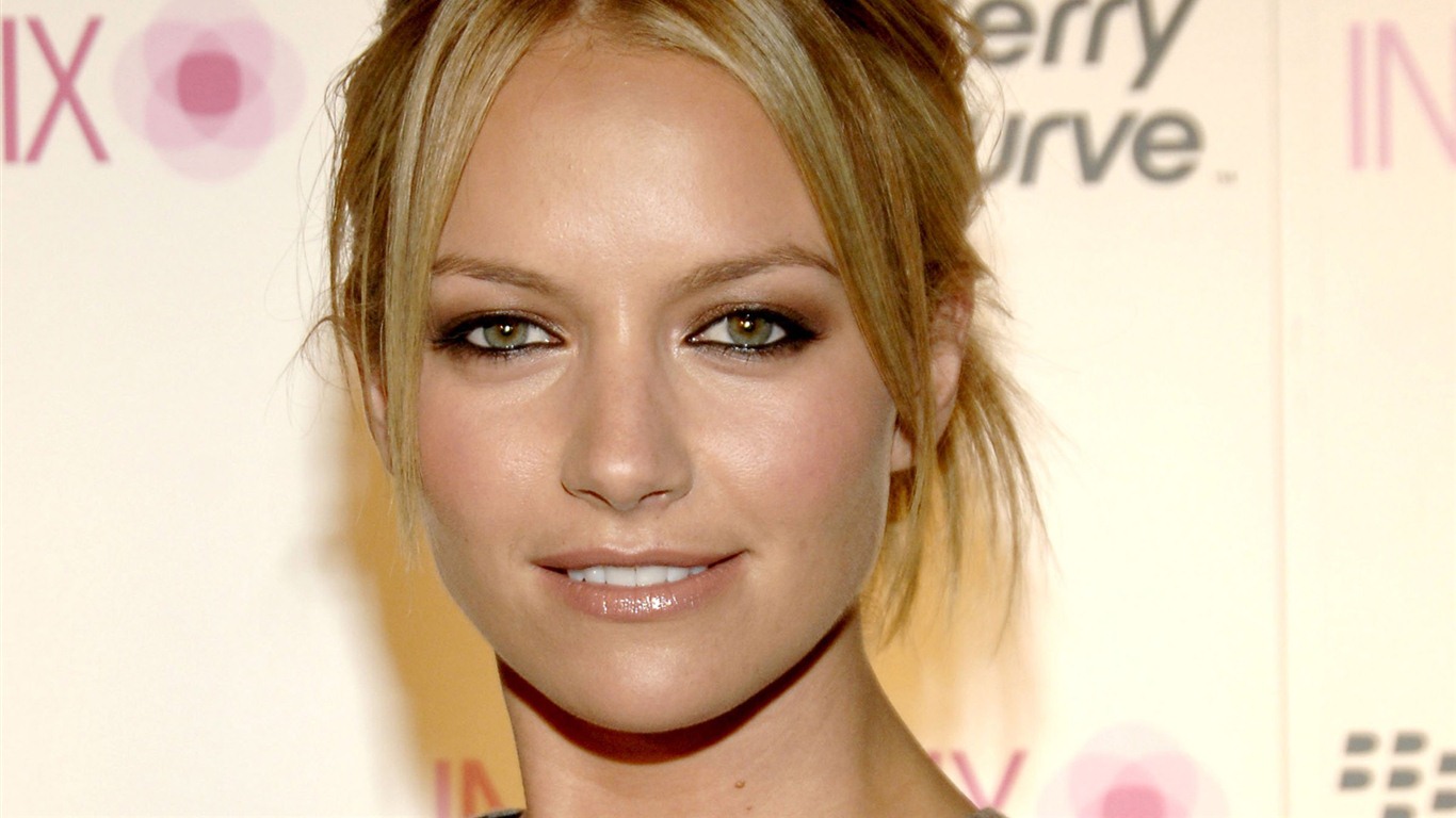 Becki Newton superbe fond d'écran #2 - 1366x768