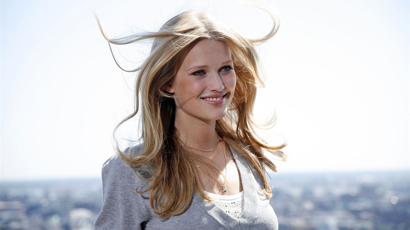 Toni Garrn krásné tapety na plochu #15 - 1366x768