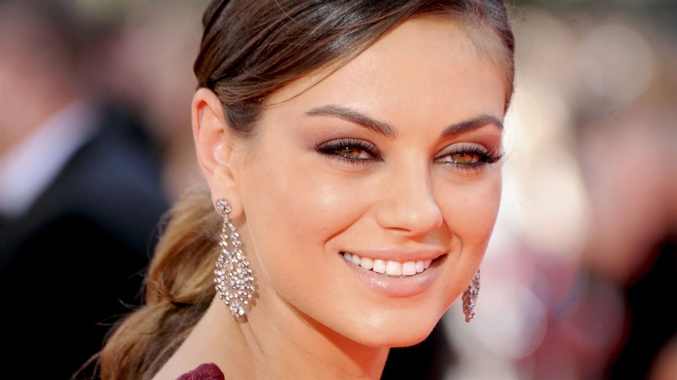 Mila Kunis krásné tapety na plochu #5 - 1366x768