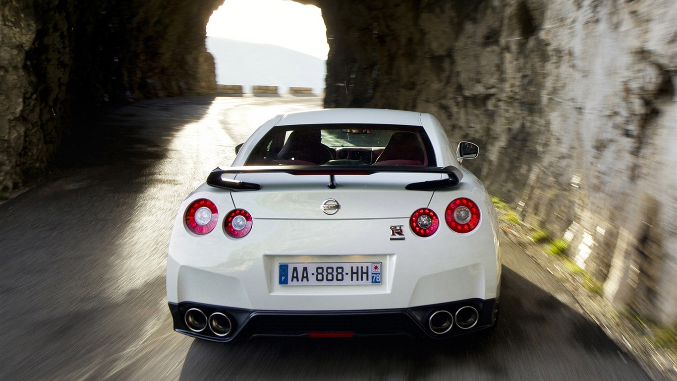 Nissan GT-R egoista 2011 HD tapety na plochu #2 - 1366x768