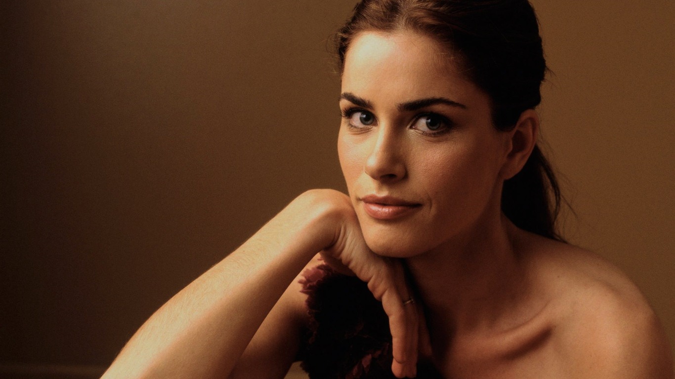 Amanda Peet krásné tapety na plochu #5 - 1366x768