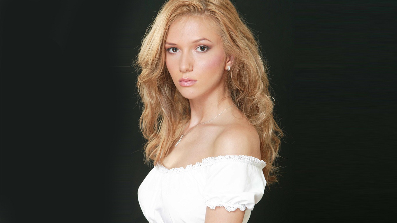Adela Popescu 阿德拉·波佩斯庫 美女壁紙 #1 - 1366x768