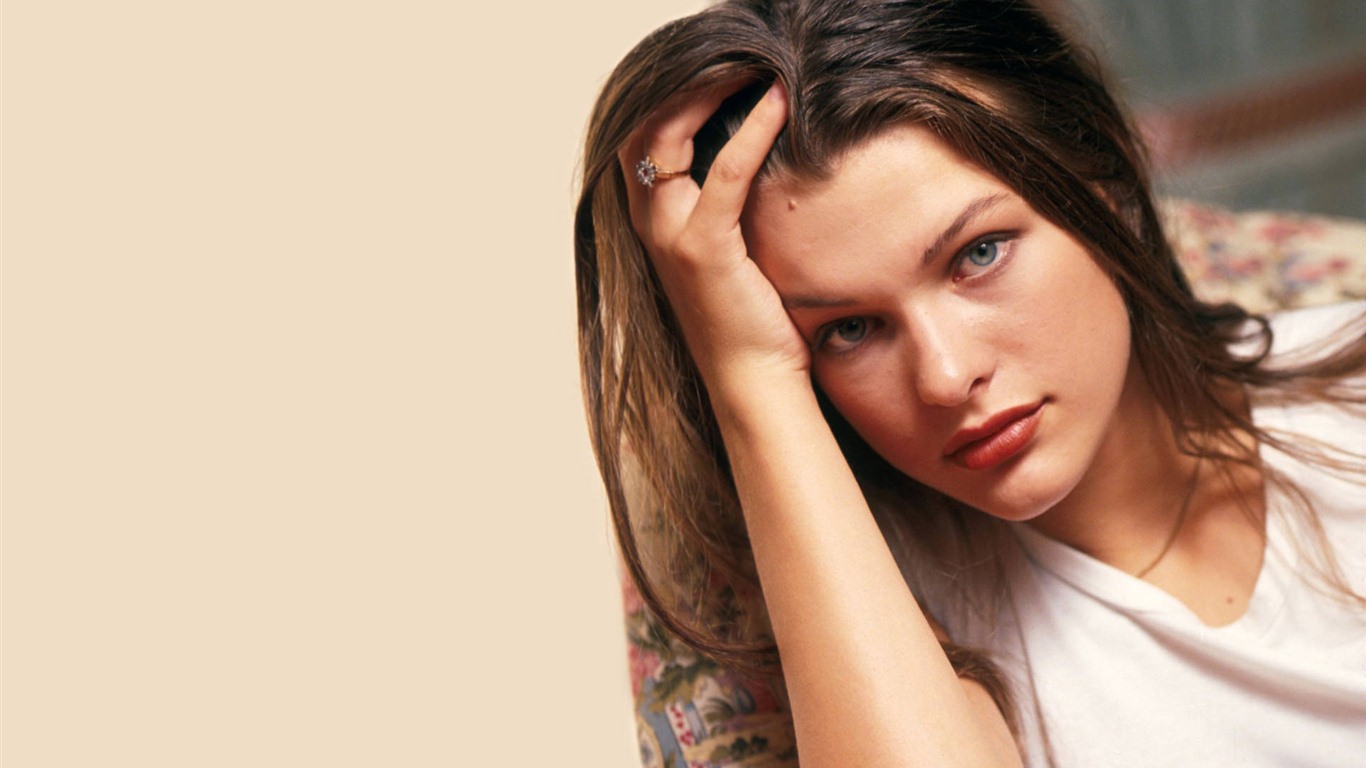 Milla Jovovich tapety na plochu krásné #20 - 1366x768