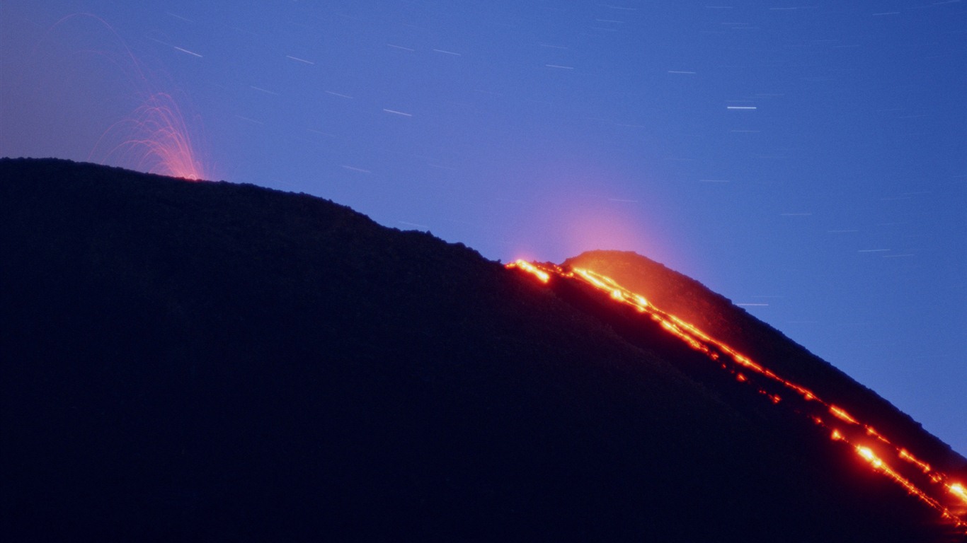 Sopečná erupce nádherné krajiny tapety #3 - 1366x768