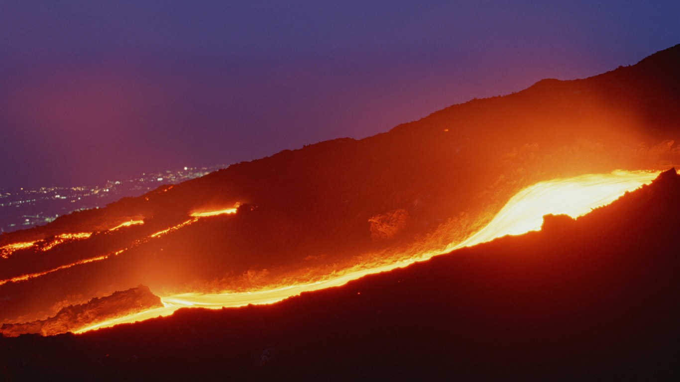 Sopečná erupce nádherné krajiny tapety #6 - 1366x768