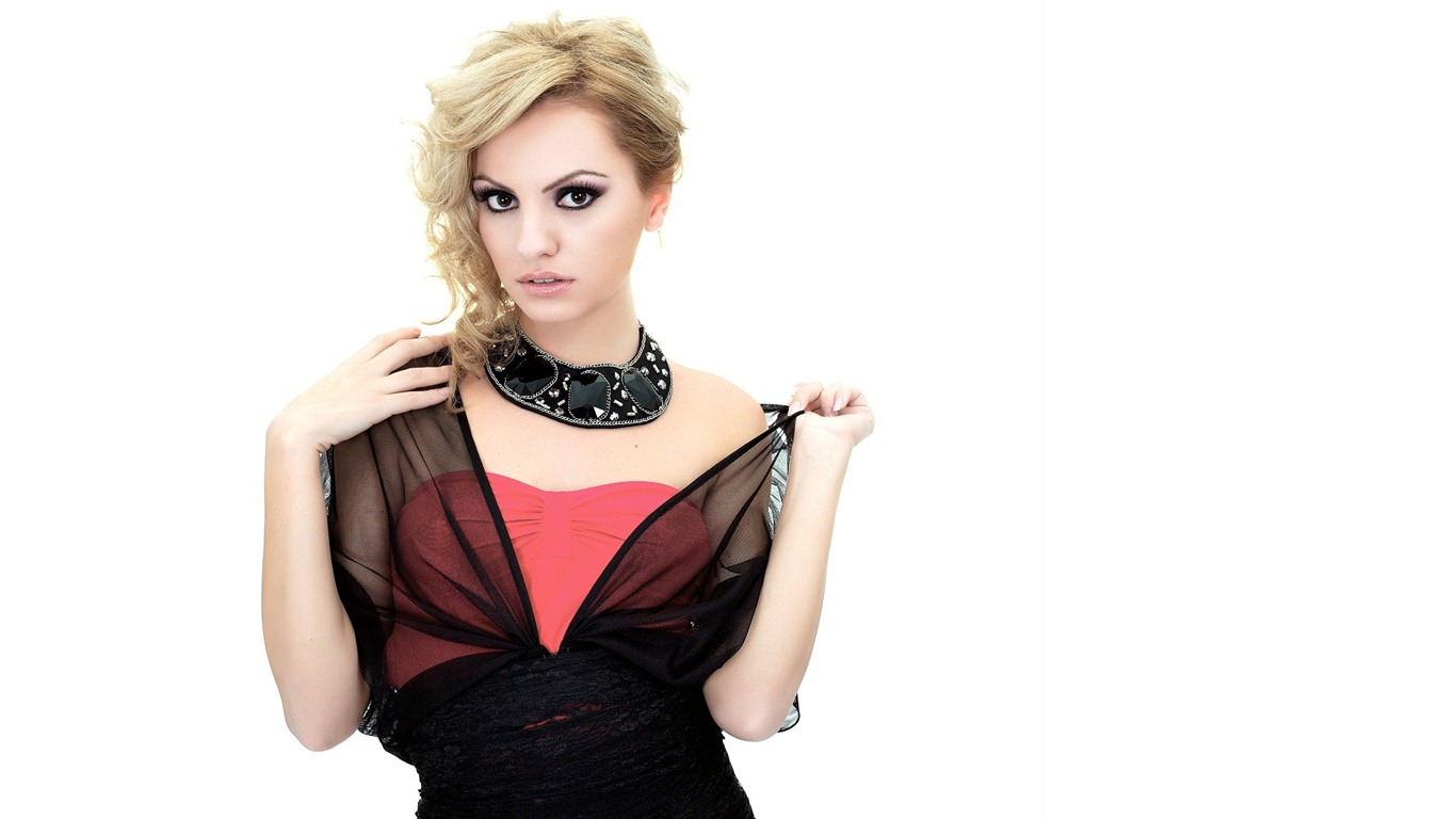 Alexandra Stan krásné Tapety na plochu #2 - 1366x768