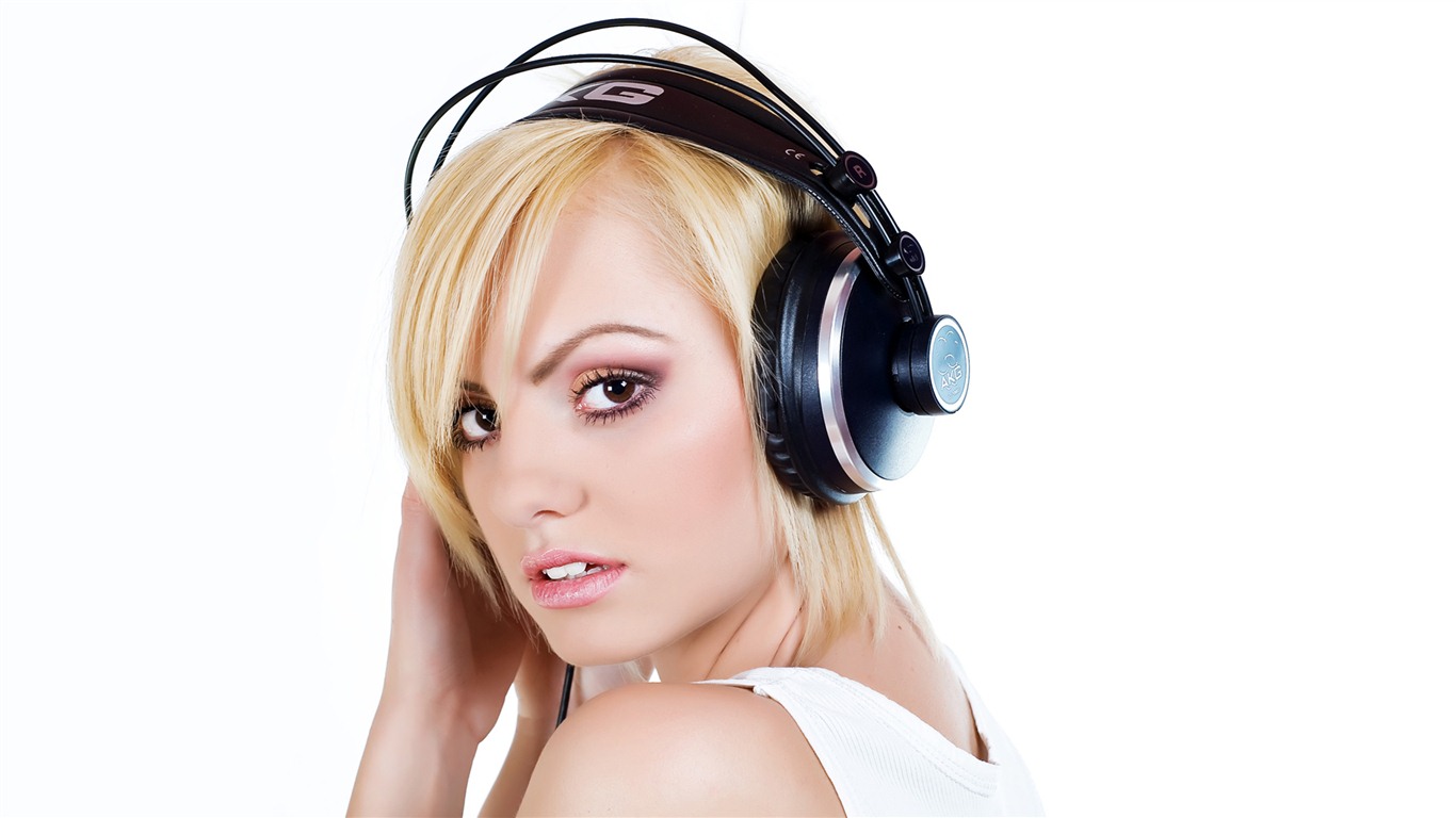 Alexandra Stan 亞歷山德拉·斯坦 美女壁紙 #6 - 1366x768