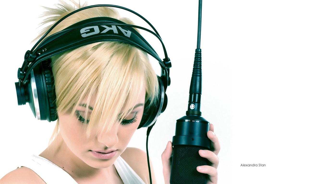 Alexandra Stan krásné Tapety na plochu #7 - 1366x768