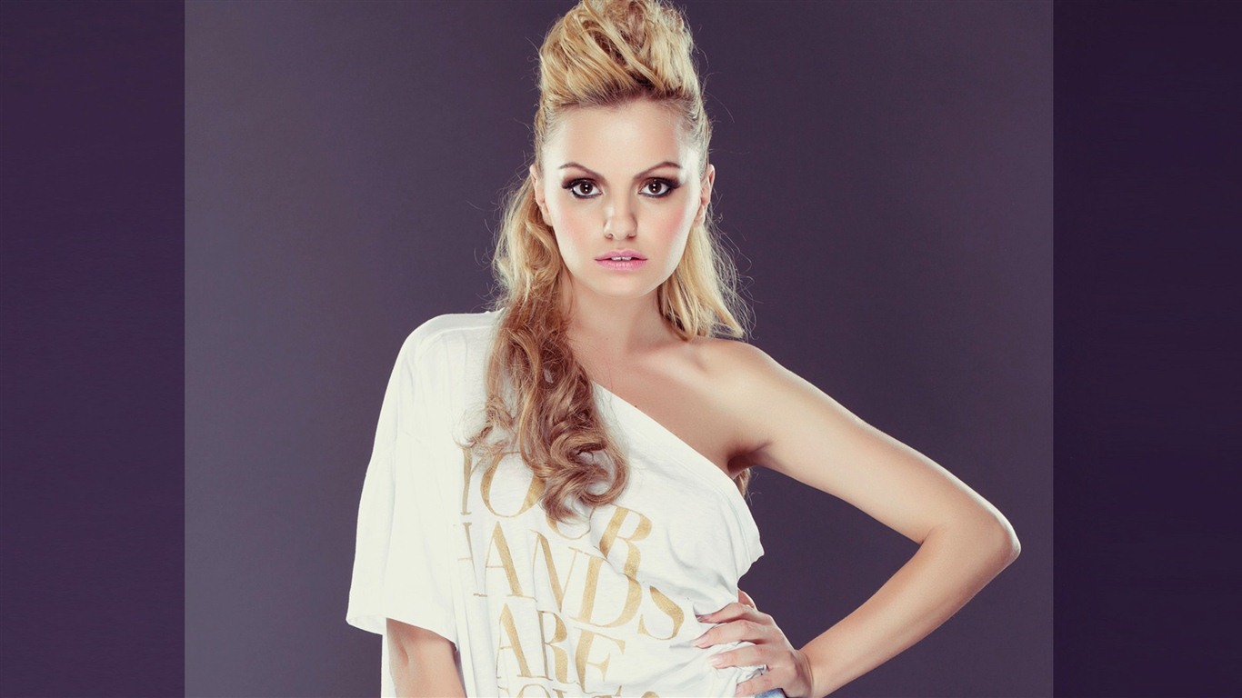 Alexandra Stan krásné Tapety na plochu #9 - 1366x768