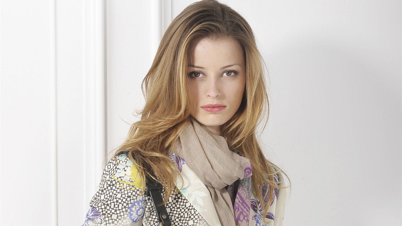 Flavia Lucini krásné Tapety na plochu #8 - 1366x768