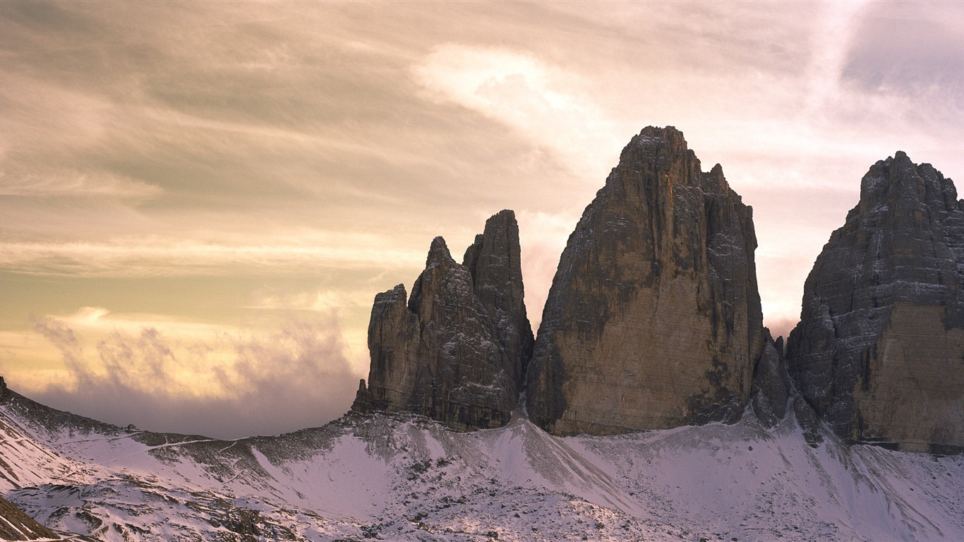 Windows 8 官方全景主题壁纸，海浪，森林，雄伟高山13 - 1366x768