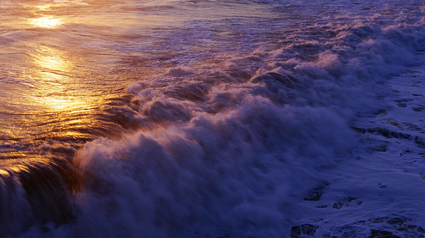 Windows 8 官方全景主題壁紙，海浪，森林，雄偉高山 #22 - 1366x768