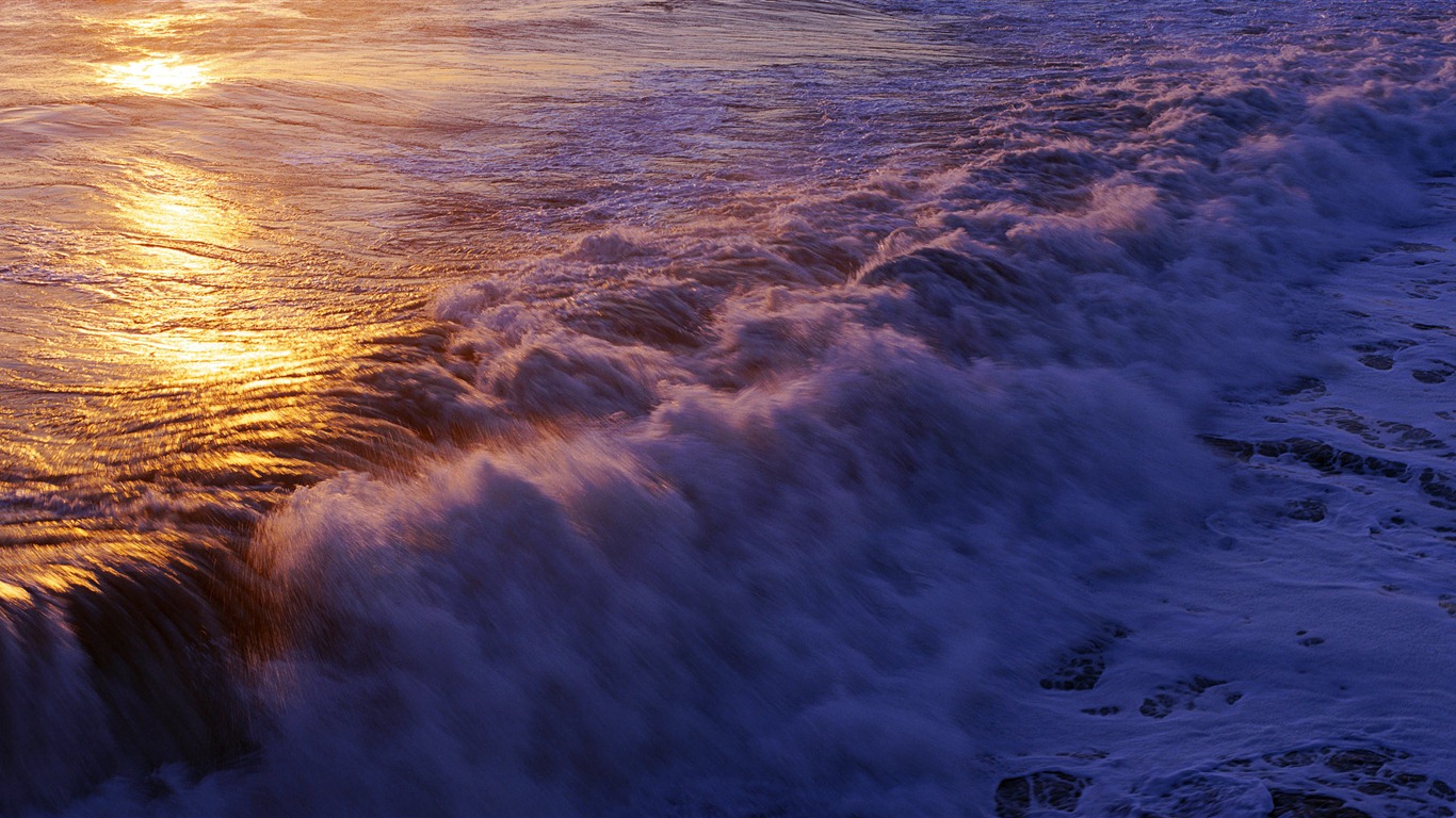 Windows 8 官方全景主题壁纸，海浪，森林，雄伟高山22 - 1366x768