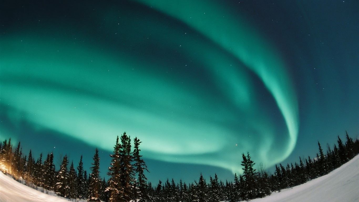 Natural wonders of the Northern Lights HD Wallpaper (1) #12 - 1366x768