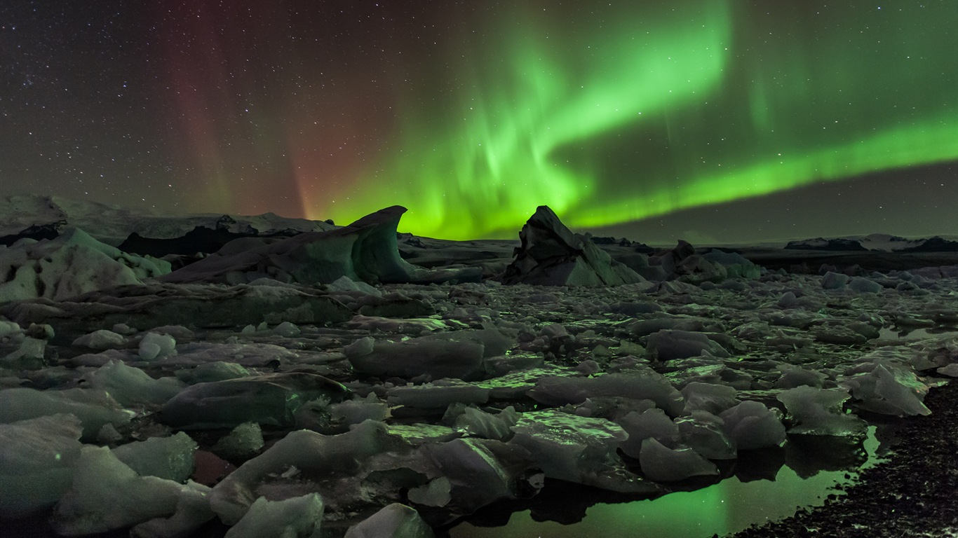Natural wonders of the Northern Lights HD Wallpaper (1) #17 - 1366x768