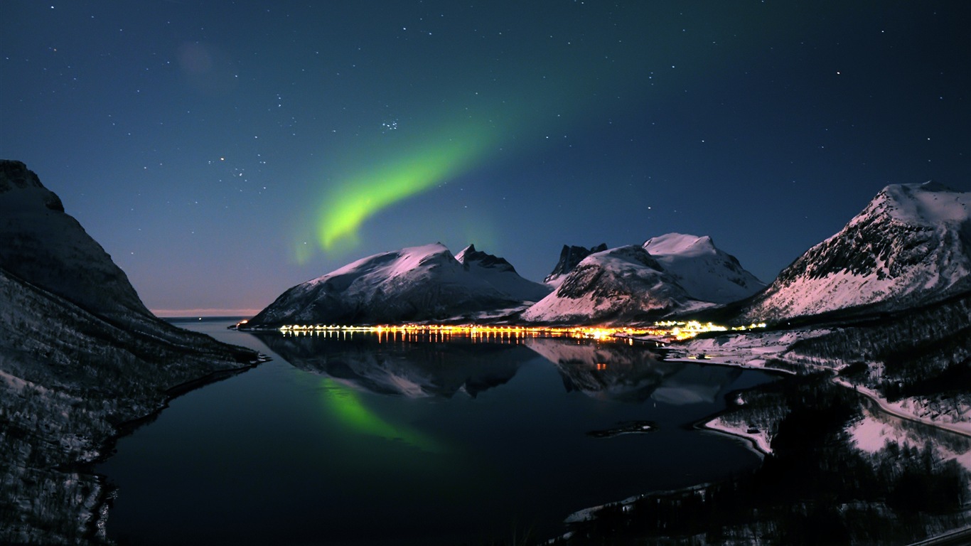 Natural wonders of the Northern Lights HD Wallpaper (2) #2 - 1366x768