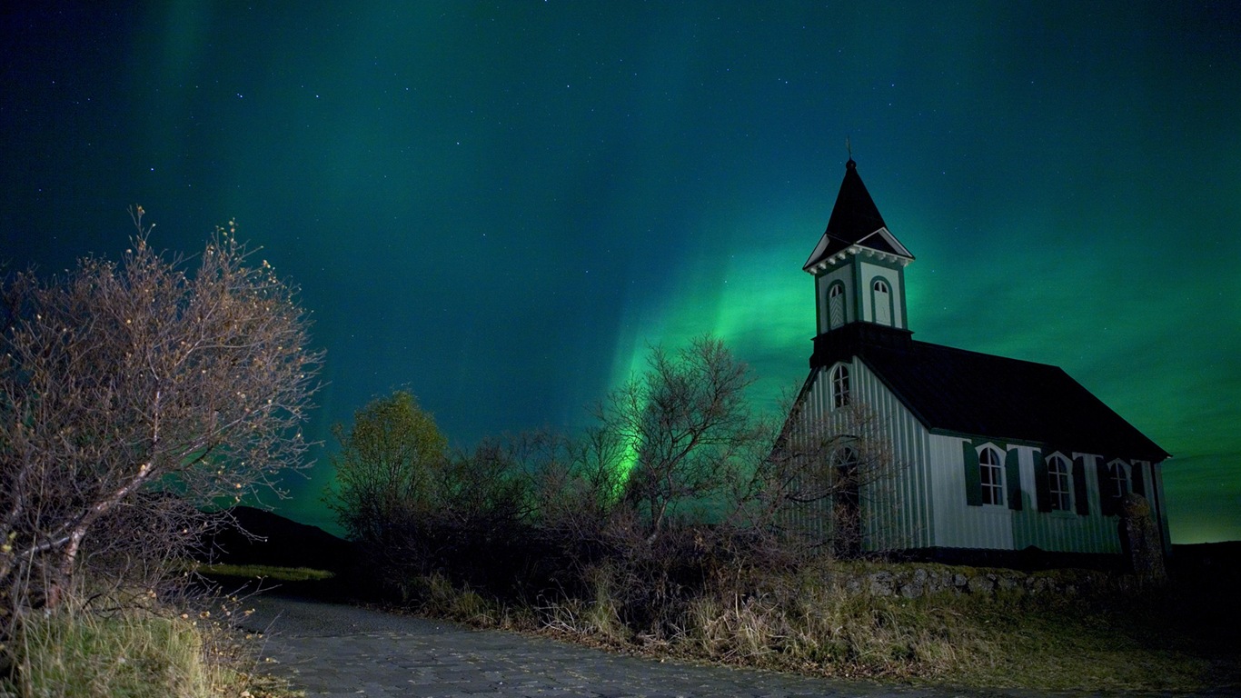 Natural wonders of the Northern Lights HD Wallpaper (2) #14 - 1366x768