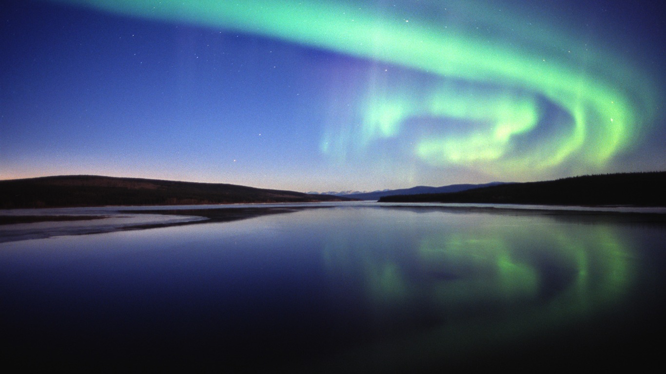 Natural wonders of the Northern Lights HD Wallpaper (2) #15 - 1366x768