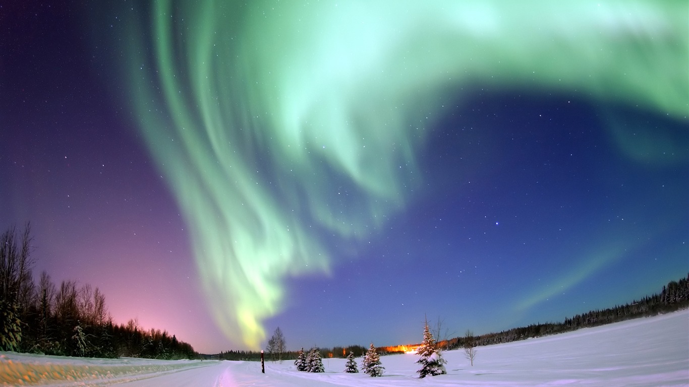 Natural wonders of the Northern Lights HD Wallpaper (2) #22 - 1366x768