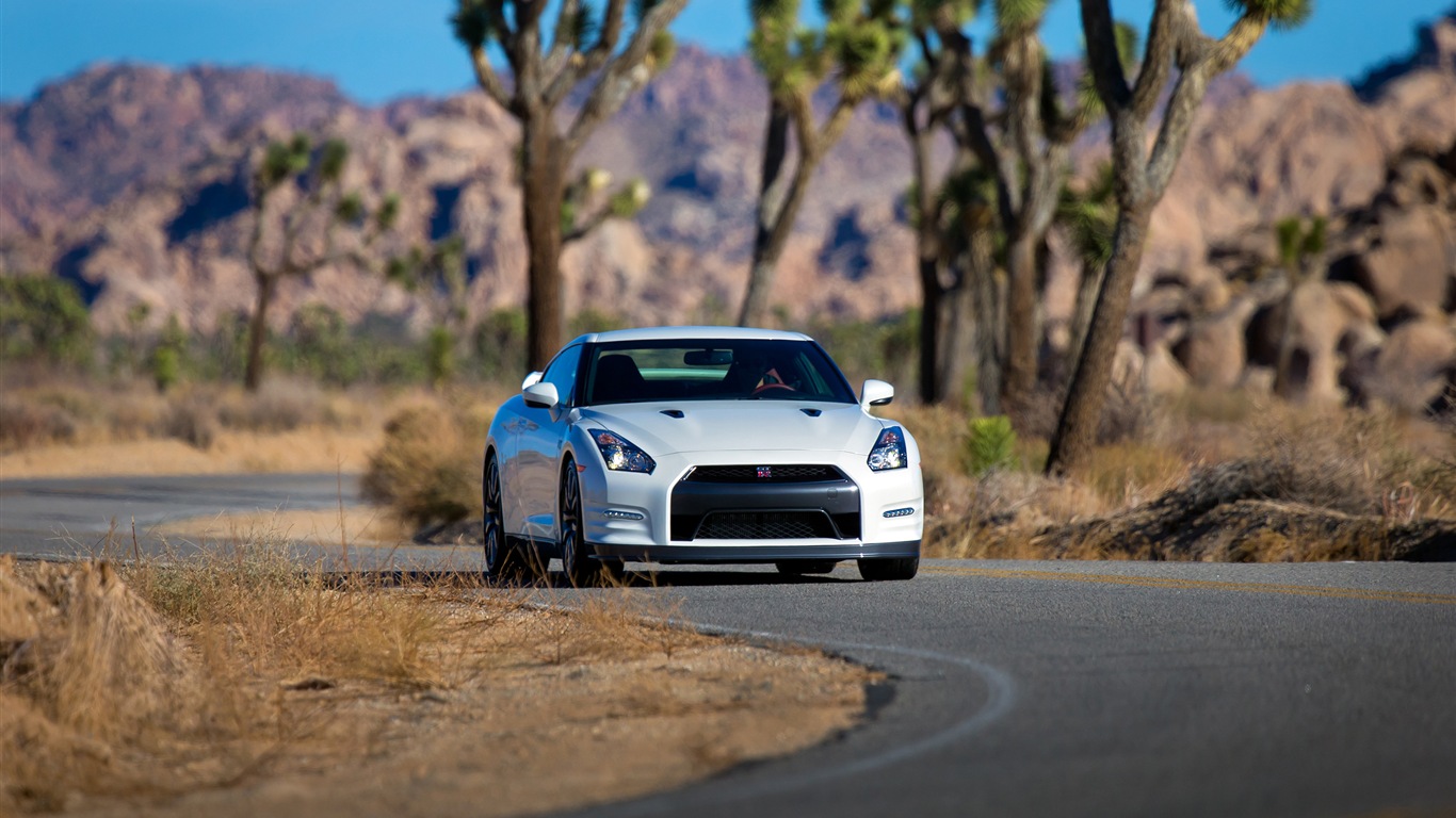 2013 Nissan GT-R R35 USA version 日產美國版高清壁紙 #2 - 1366x768