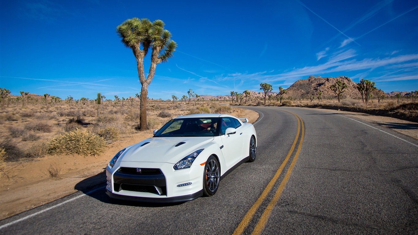 2013 Nissan GT-R R35 USA verze HD Tapety na plochu #3 - 1366x768