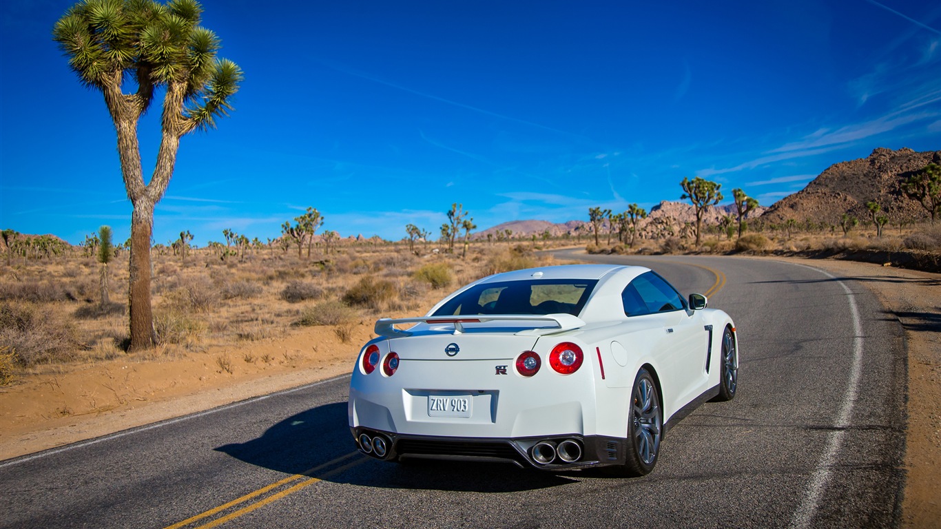 2013 Nissan GT-R R35 USA version 日产 美国版 高清壁纸4 - 1366x768