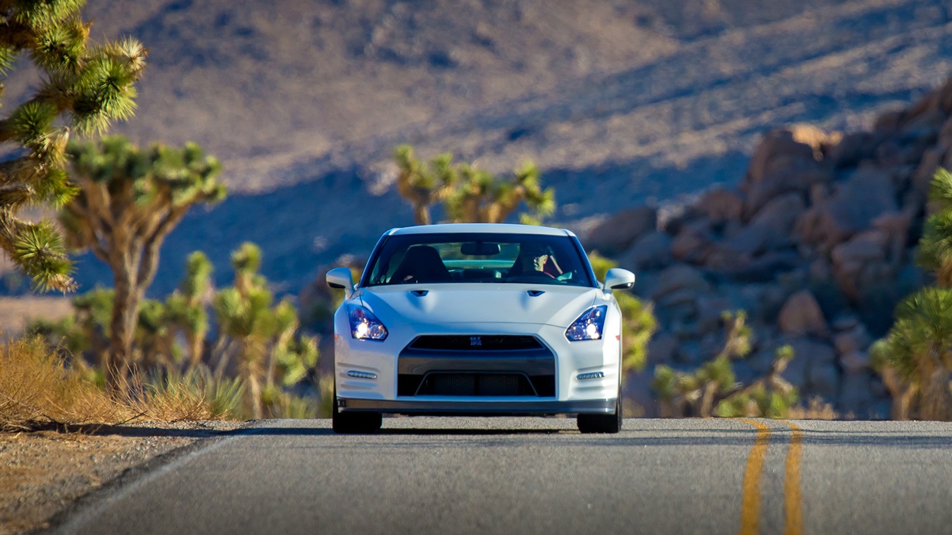 2013 Nissan GT-R R35 USA version 日产 美国版 高清壁纸6 - 1366x768