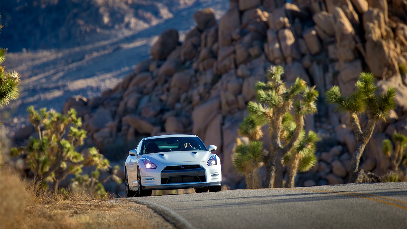 2013 Nissan GT-R R35 USA version 日產美國版高清壁紙 #7 - 1366x768