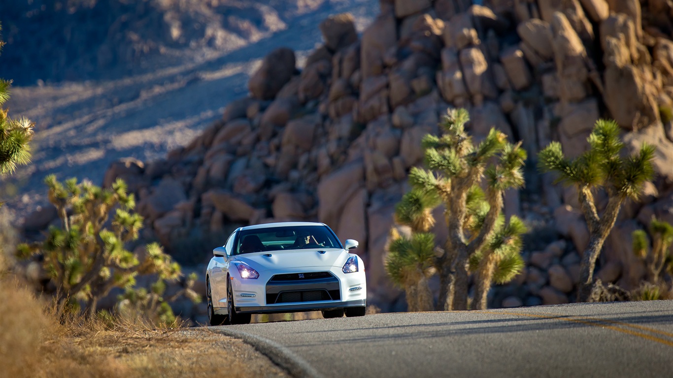 2013 Nissan GT-R R35 USA version 日产 美国版 高清壁纸7 - 1366x768