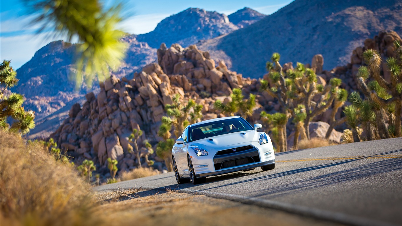 2013 Nissan GT-R R35 USA version 日产 美国版 高清壁纸8 - 1366x768