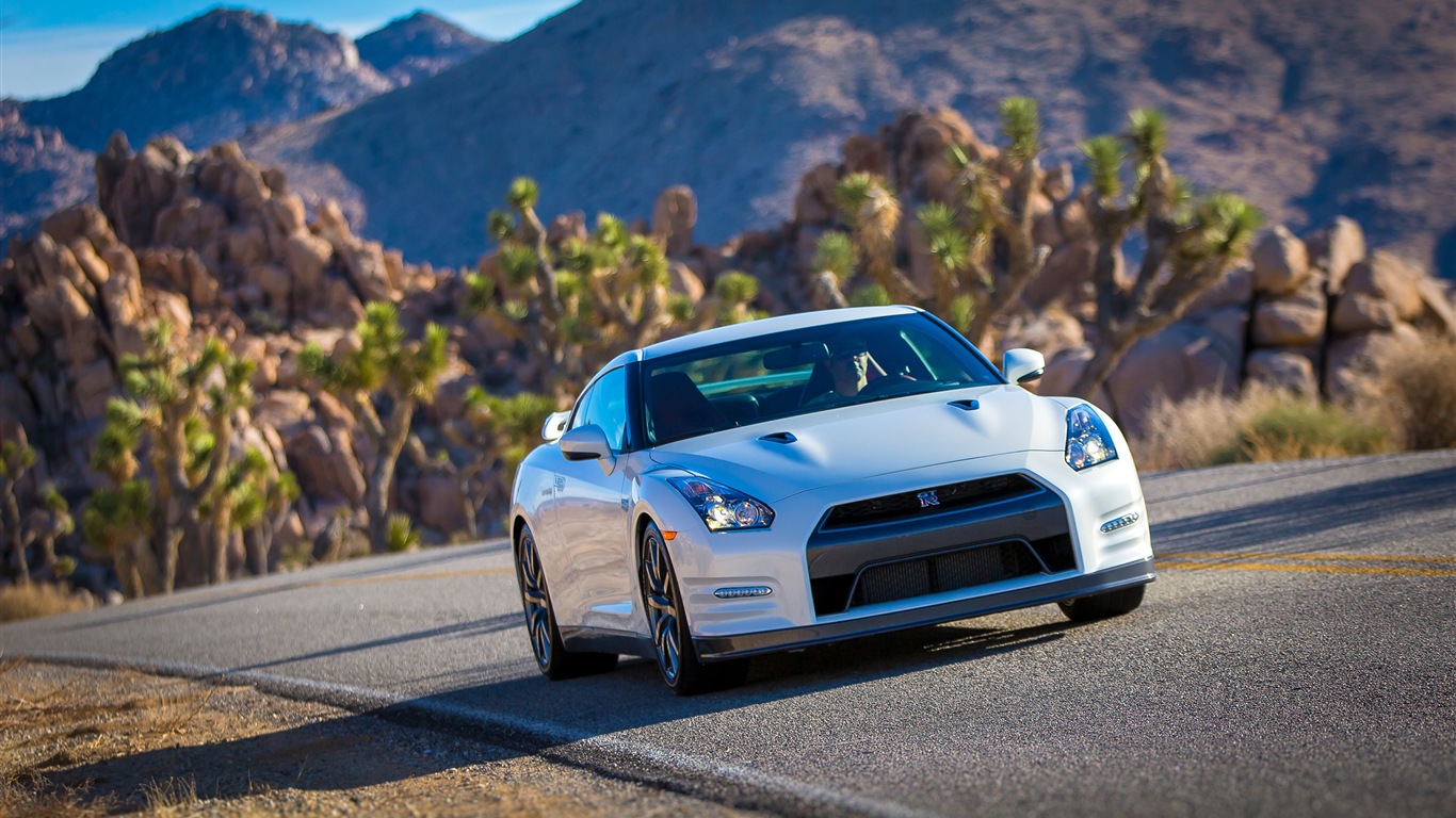2013 Nissan GT-R R35 USA version 日產美國版高清壁紙 #9 - 1366x768