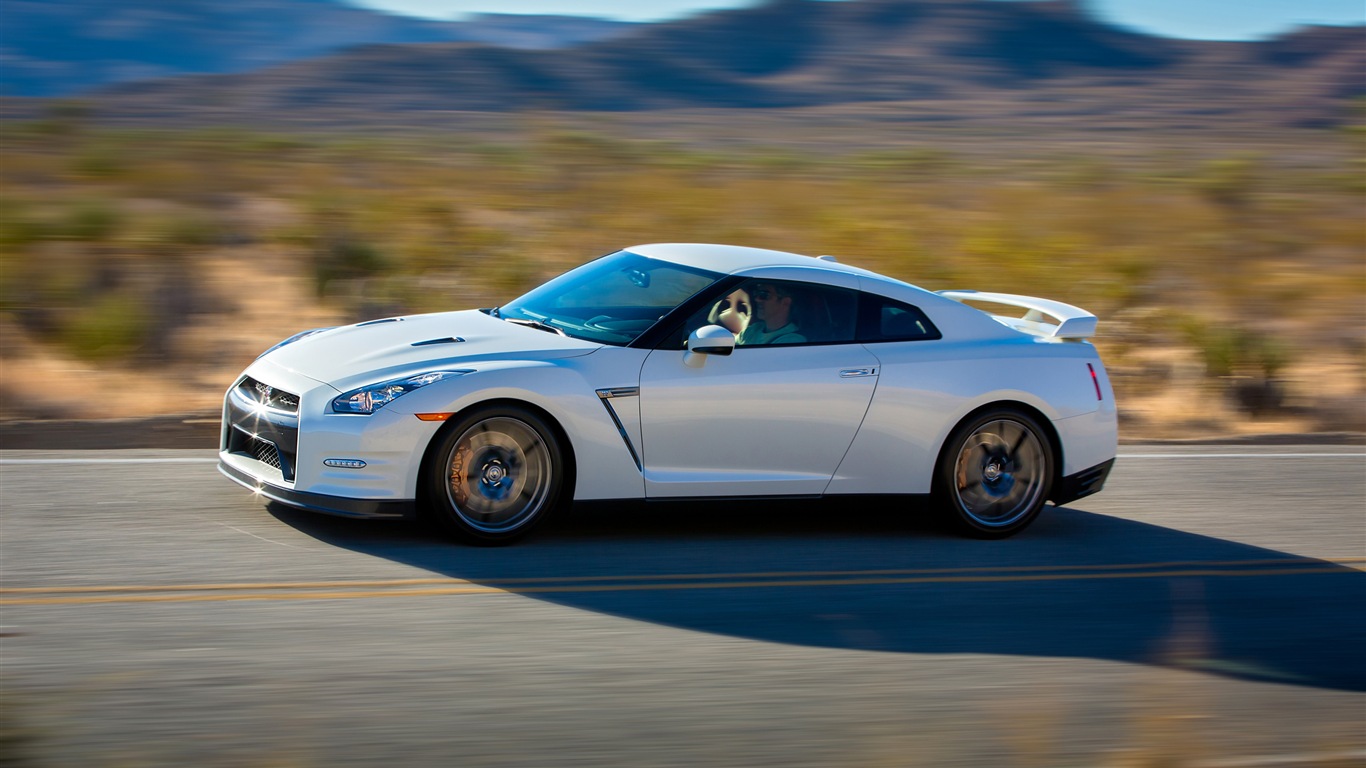 2013 Nissan GT-R R35 USA verze HD Tapety na plochu #11 - 1366x768