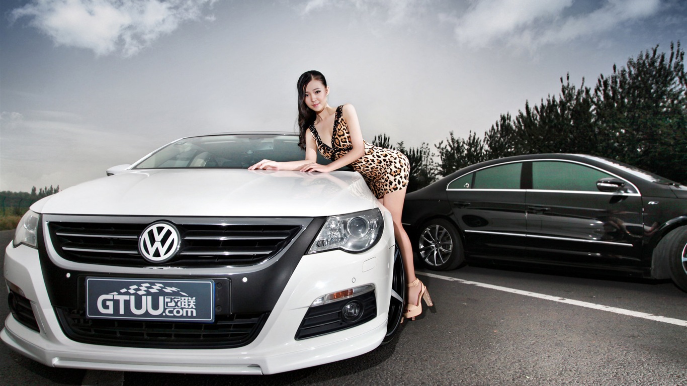 Beautiful leopard dress girl with Volkswagen sports car wallpapers #10 - 1366x768