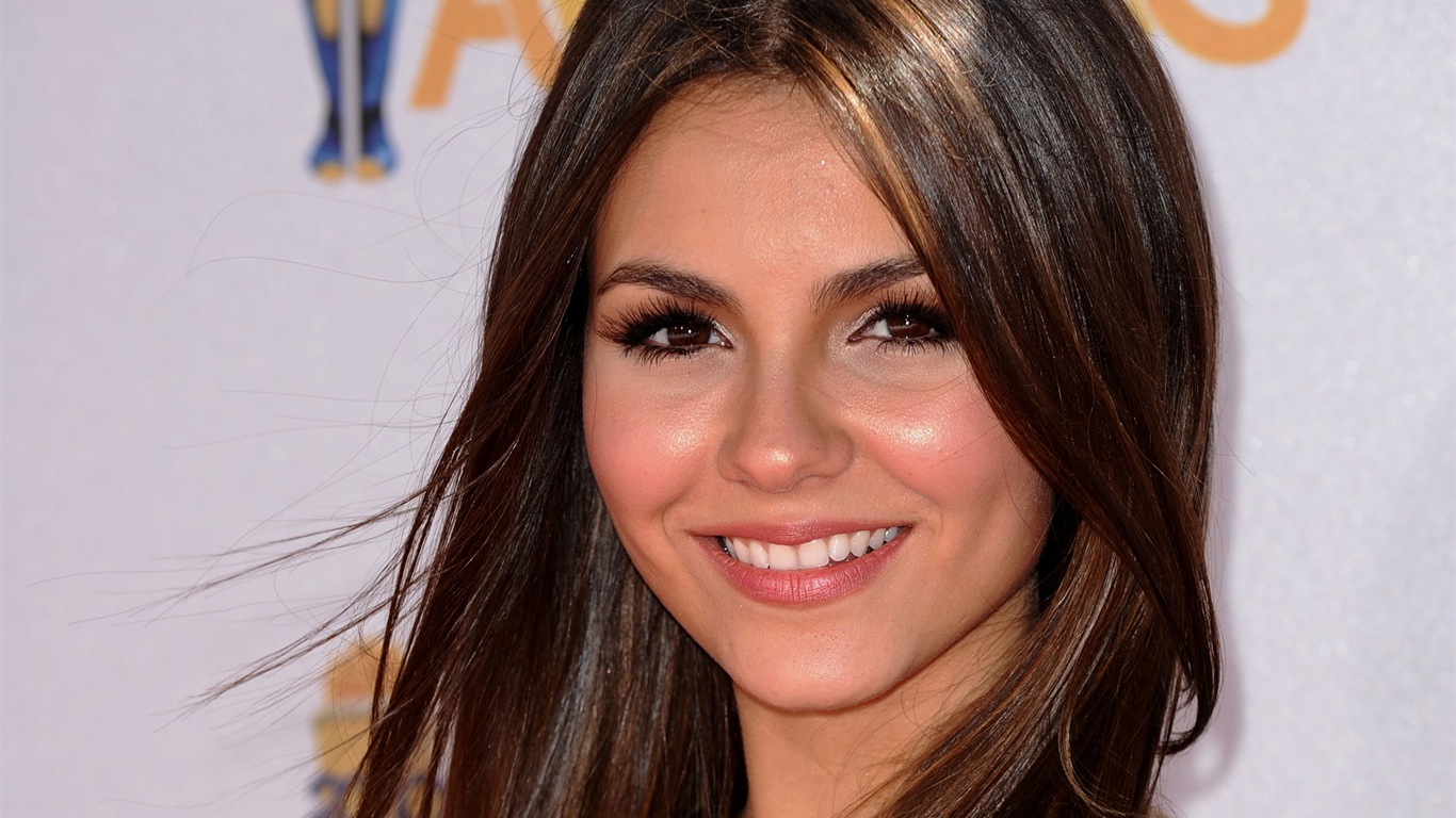 Victoria Justice krásné Tapety na plochu #2 - 1366x768