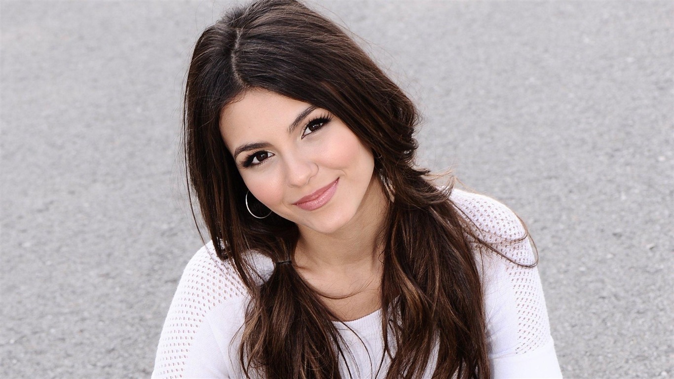 Victoria Justice beautiful wallpapers #5 - 1366x768