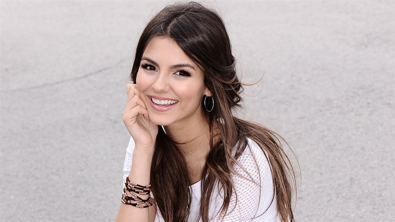 Victoria Justice krásné Tapety na plochu #7 - 1366x768