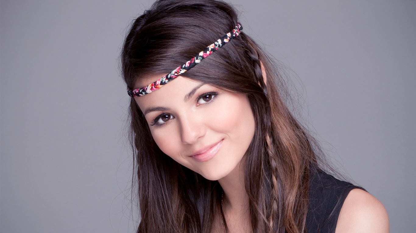 Victoria Justice beaux fonds d'écran #29 - 1366x768