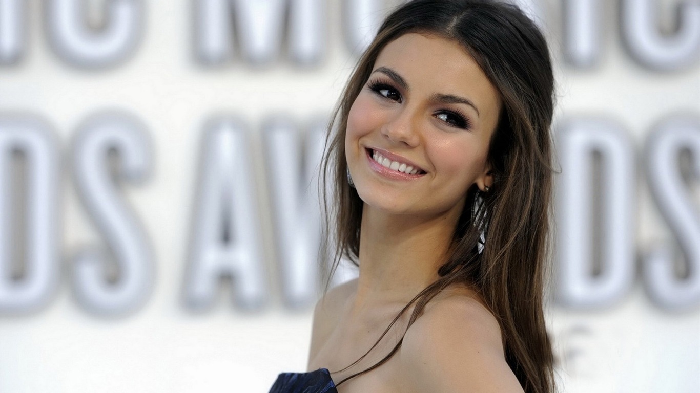 Victoria Justice 维多利亚·嘉丝蒂 美女壁纸38 - 1366x768