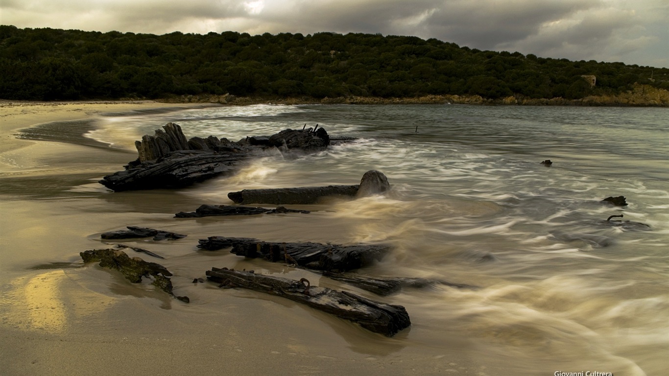 Windows 8 主题壁纸：撒丁岛海滨11 - 1366x768