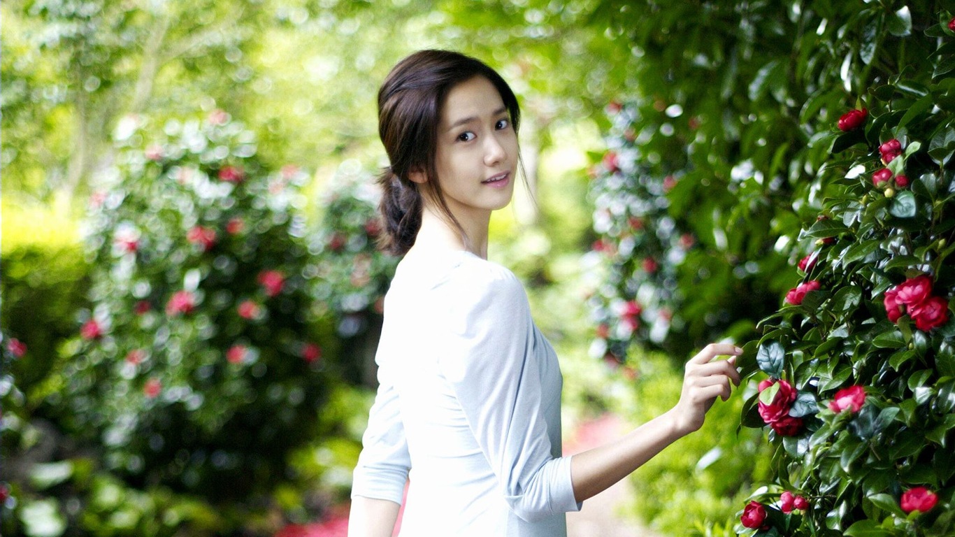 Girls Generation, Lim YoonA HD Wallpaper #4 - 1366x768