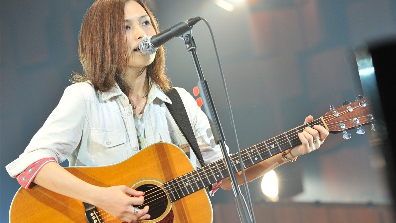 Chanteuse japonaise Yoshioka Yui fonds d'écran HD #4 - 1366x768