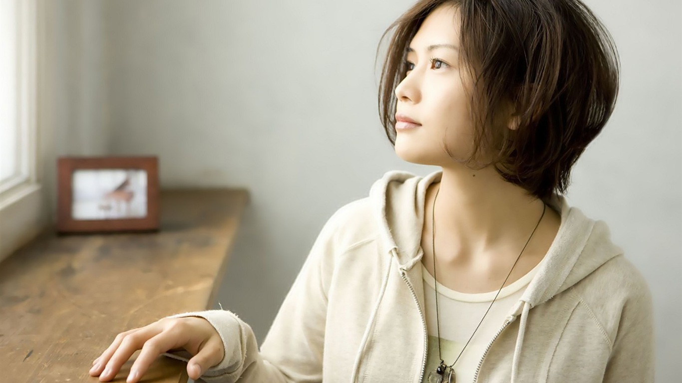Chanteuse japonaise Yoshioka Yui fonds d'écran HD #14 - 1366x768