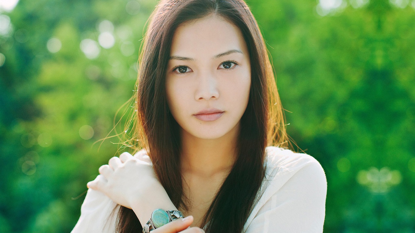Chanteuse japonaise Yoshioka Yui fonds d'écran HD #15 - 1366x768