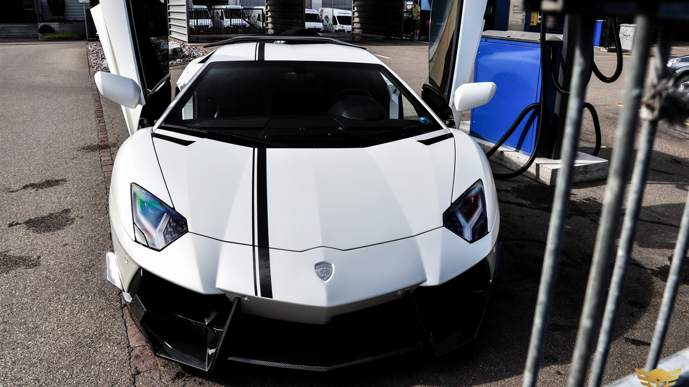 2013 Lamborghini Aventador LP900 SV Limited Edition 蘭博基尼 限量版高清壁紙 #3 - 1366x768